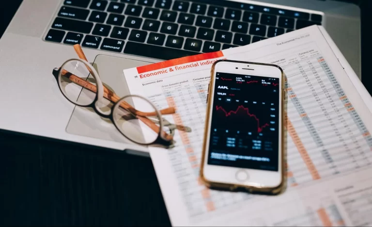 How Can Businesses Manage Cryptocurrency Investment Risks?